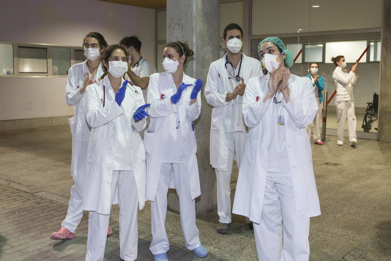 Fotos: Aplausos a los sanitarios a las puertas de Valdecilla