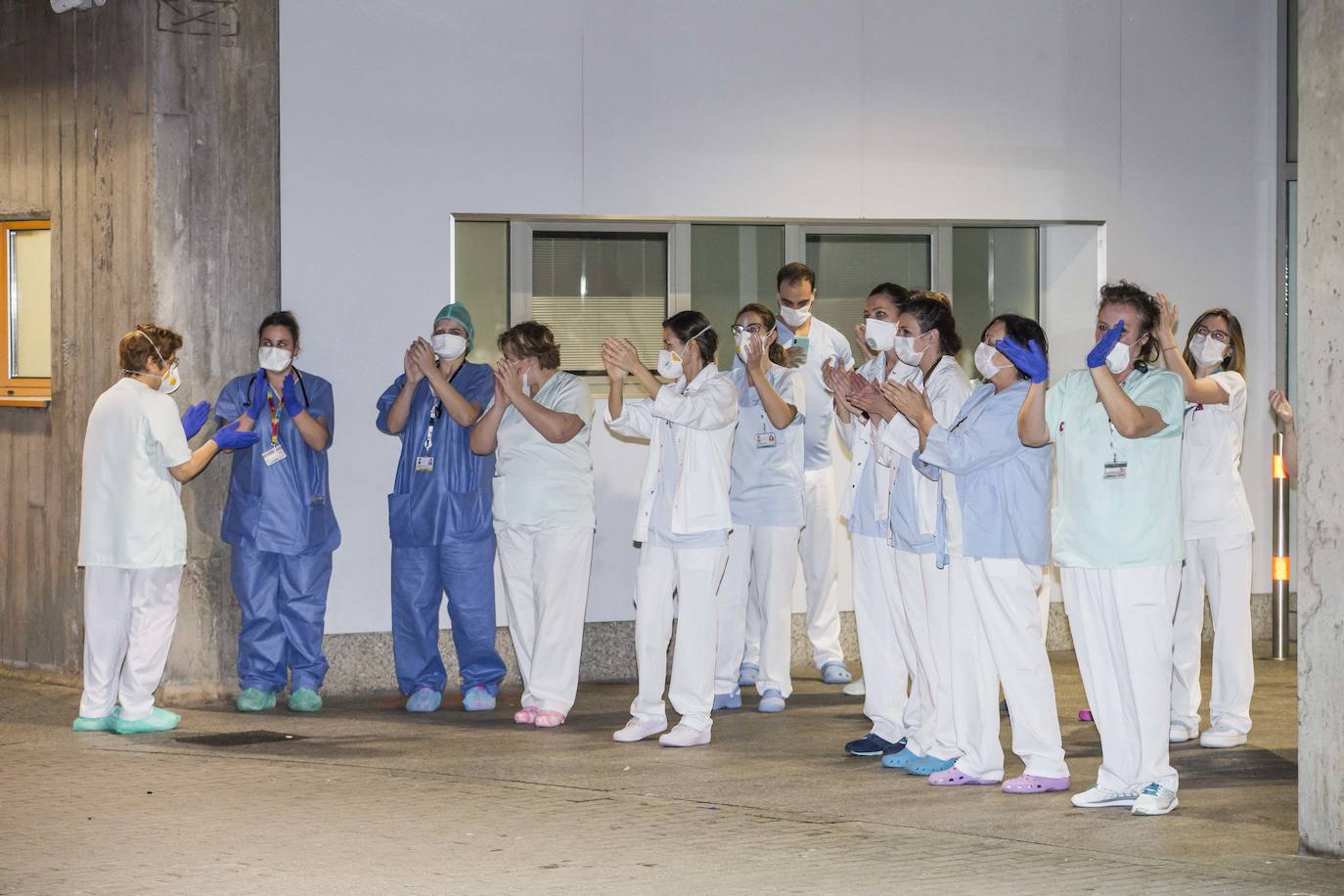 Fotos: Aplausos a los sanitarios a las puertas de Valdecilla