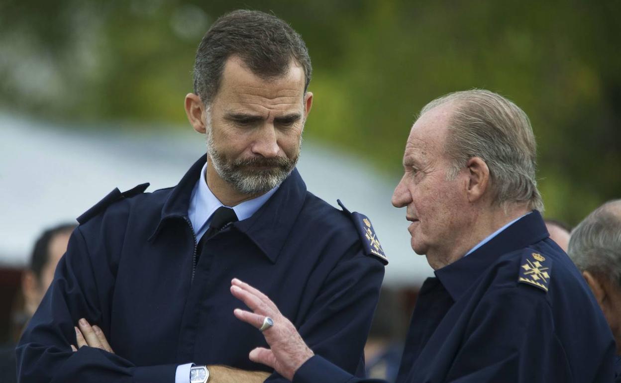 Felipe VI charla con su padre Juan Carlos I 