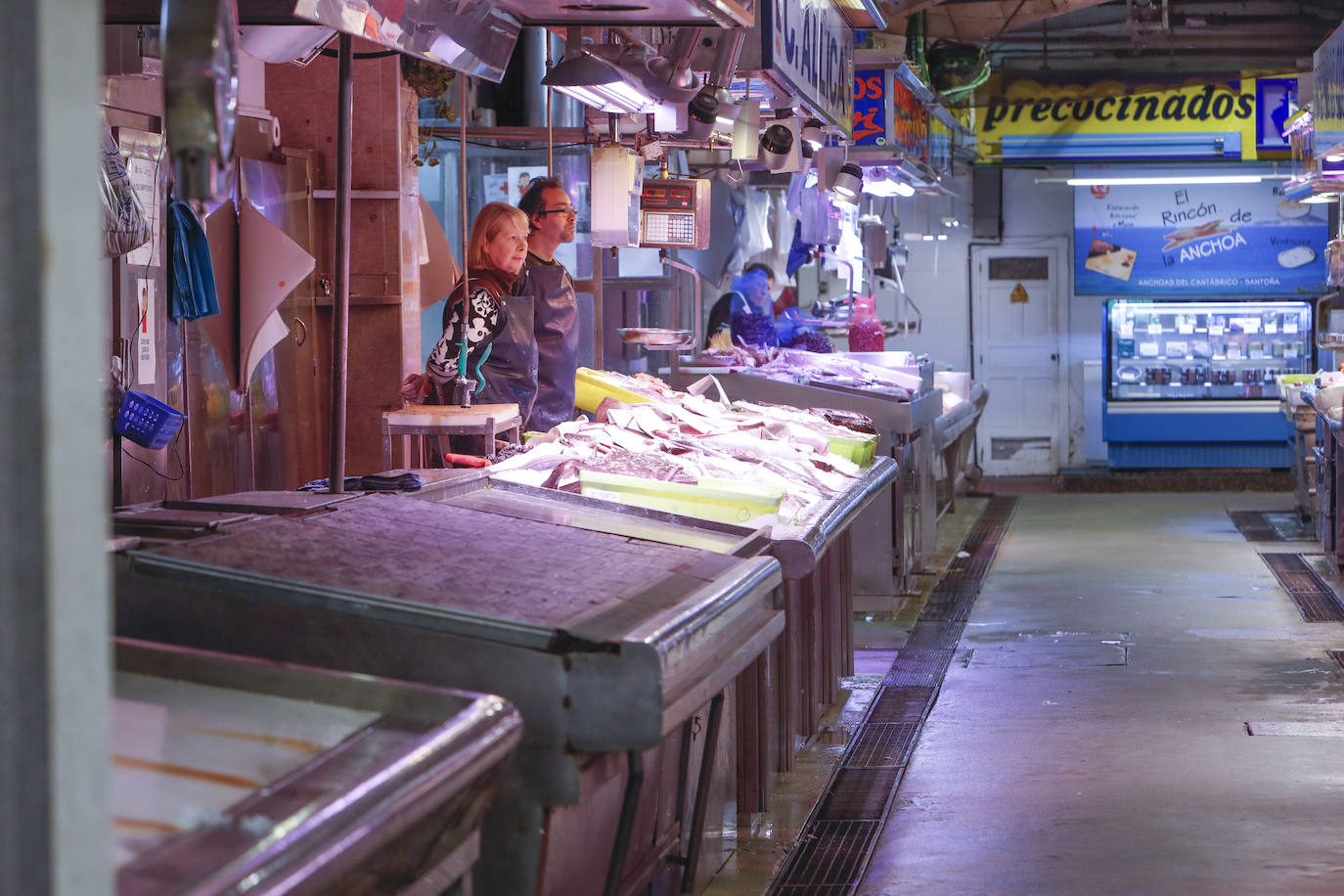 Fotos: Las insólitas imágenes del Mercado de la Esperanza un sábado de confinamiento