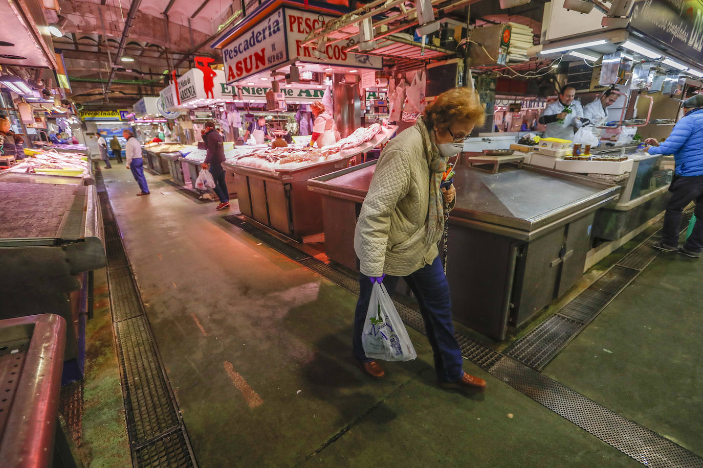 Fotos: Las insólitas imágenes del Mercado de la Esperanza un sábado de confinamiento