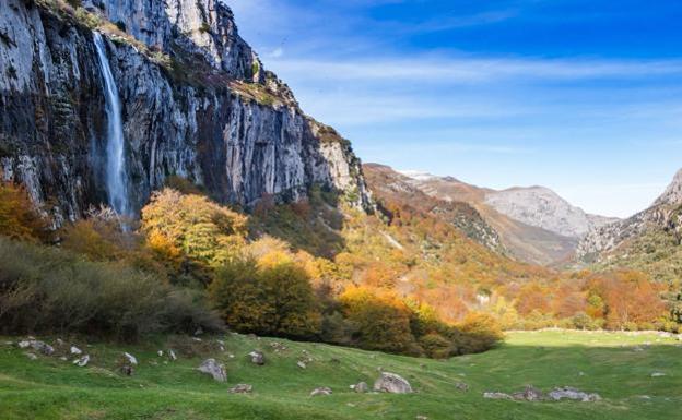 Los collados del Asón (Soba). Sus relieves son famosos por las heridas que los procesos de glaciación marcaron en las rocas. Prendidas en la piedra desde la edad Cuaternaria, tuvieron lugar en las cotas más bajas de la península ibérica, a solo 600 metros. Todavía son visibles las huellas de valles y circos con forma de 'U'. Por ellos pasaban antaño las lenguas de hielo. El agua se encargó de la parte caliza. Generó dolinas, simas y cuevas. Formas complicadas y bellas como la cascada del Asón, que salva una altura de 70 metros. Inscrito como Parque Natural desde el año 1999, aguarda a unos 35 kilómetros de Ampuero, en plena Cordillera Cantábrica, sobre una extensión de más de 4.500 hectáreas repleto de ecosistemas, de flora y fauna sorprendentes como la de la ribera del Asón, alta montaña, alisedas, robledales, hayedos, brezales, pastizales... Existen multitud de rutas senderistas para disfrutarlo y puedes informarte de todas en el Centro de Interpretación del parque de los collados del Asón de La Gándara.