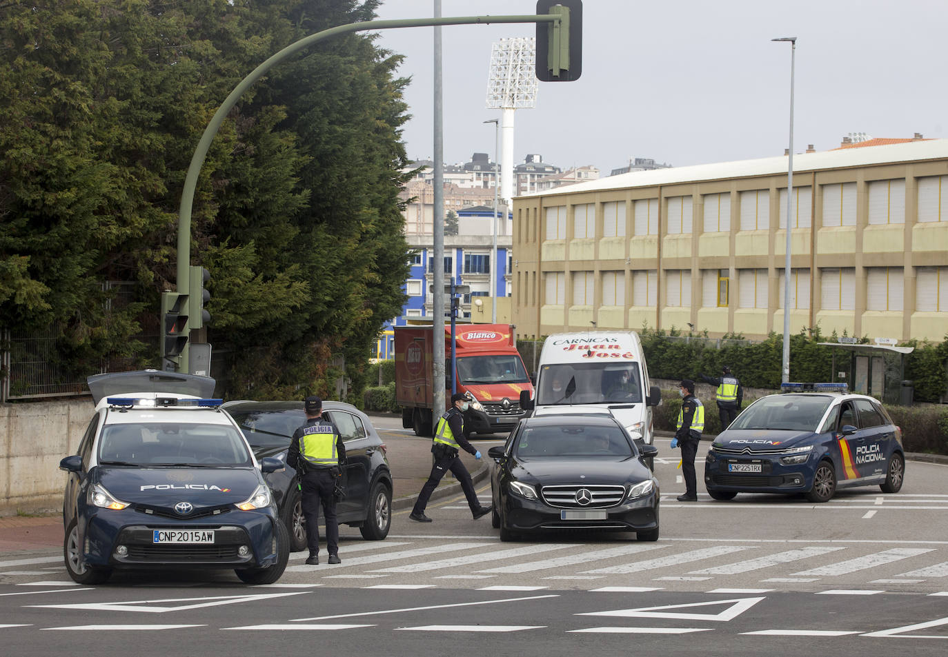 Fotos: La Policía realiza Labores de vigilancia del confinamiento en El Sardinero