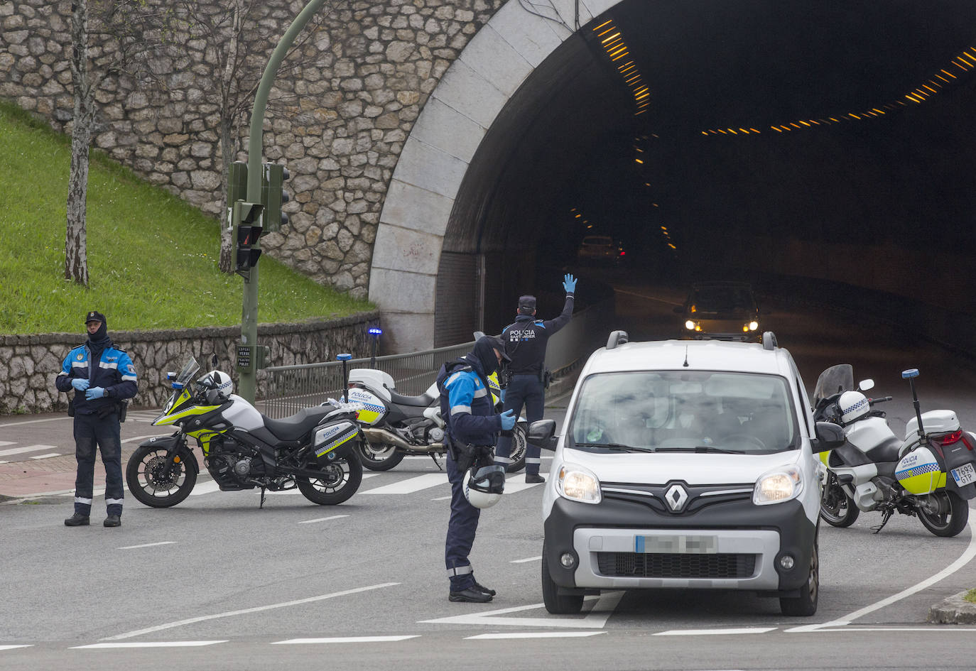 Fotos: La Policía realiza Labores de vigilancia del confinamiento en El Sardinero