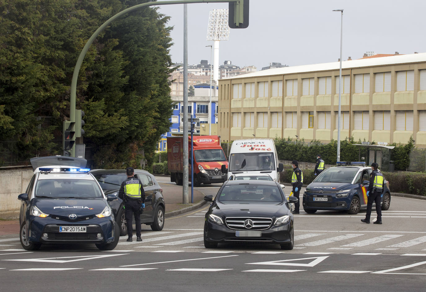Fotos: La Policía realiza Labores de vigilancia del confinamiento en El Sardinero