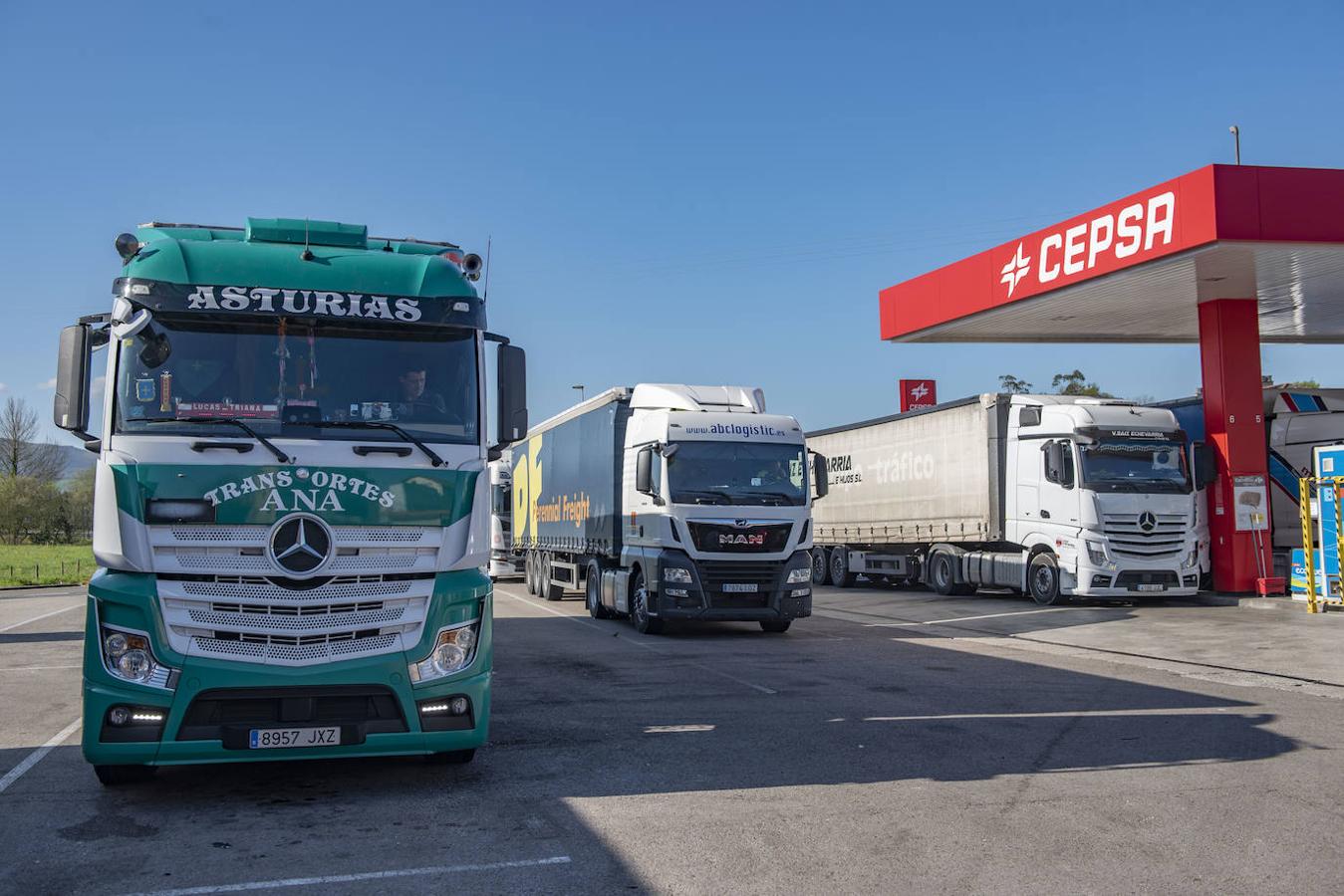Fotos: Los transportistas piden ayuda a las estaciones de servicio