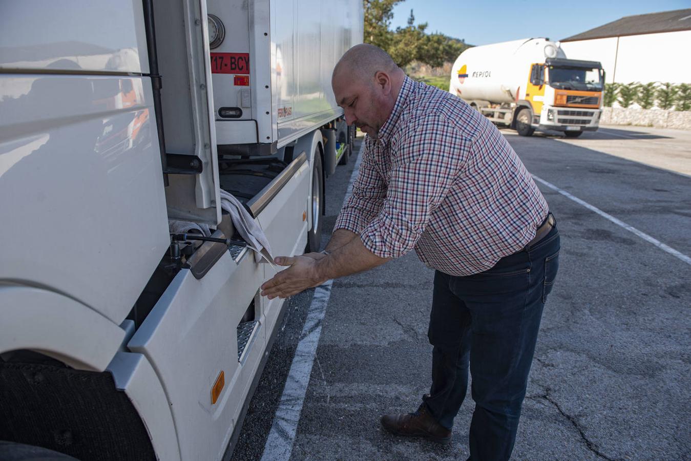 Fotos: Los transportistas piden ayuda a las estaciones de servicio