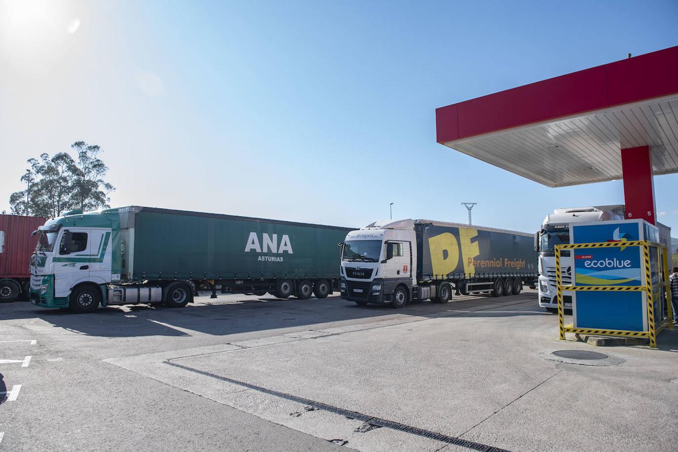 Fotos: Los transportistas piden ayuda a las estaciones de servicio