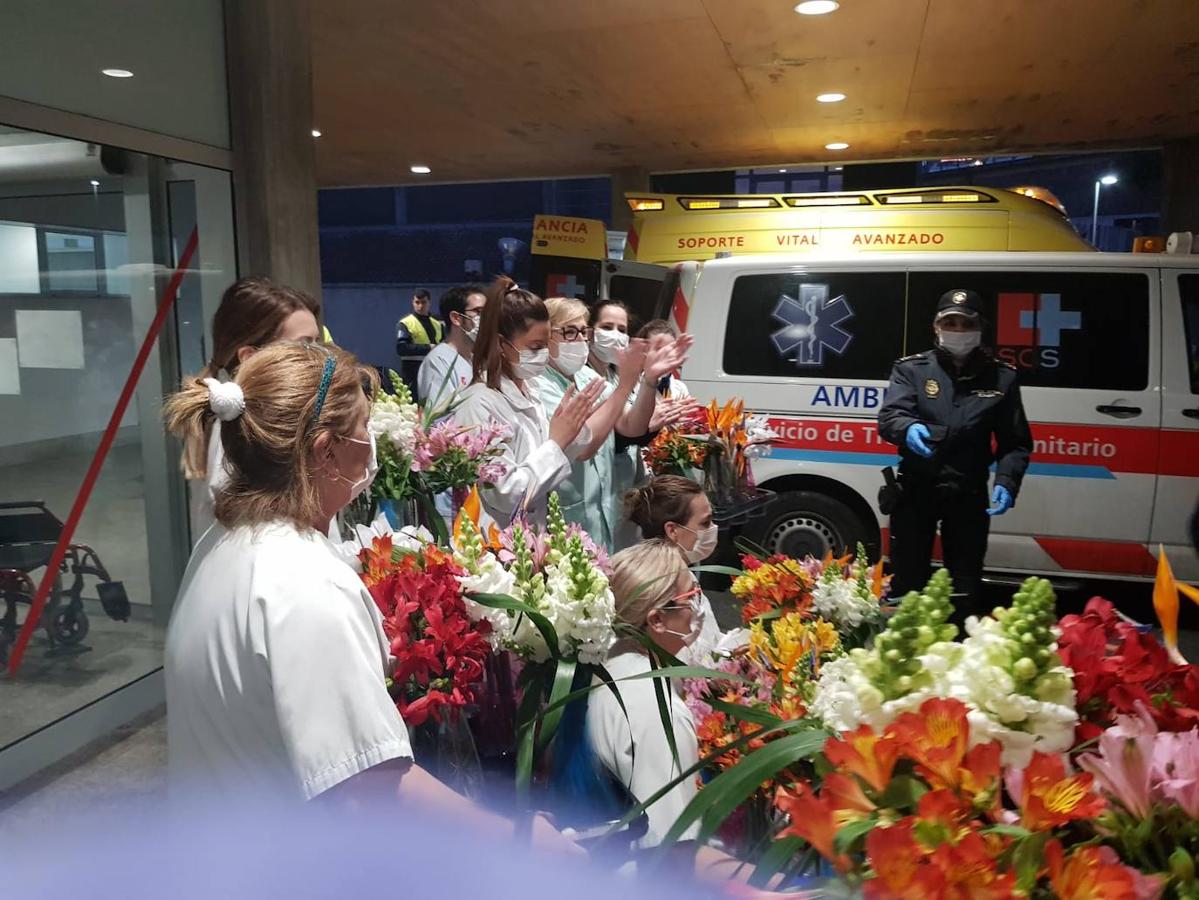 La Asociación Cántabra de Empresarios Floristas (ACEF) ha homenajeado a los sanitarios y agentes de las Fuerzas y Cuerpos de Seguridad sumándose al aplauso diario que la ciudadanía les dedica a las ocho de la tarde y entregando 40 ramos de flores a los profesionales reunidos en la zona de urgencias del Hospital Universitario Marqués de Valdecilla (médicos, enfermeros, auxiliares y todo el personal sanitario y policial) por el trabajo que están realizando en esta situación de crisis sanitaria provocada por el coronavirus.