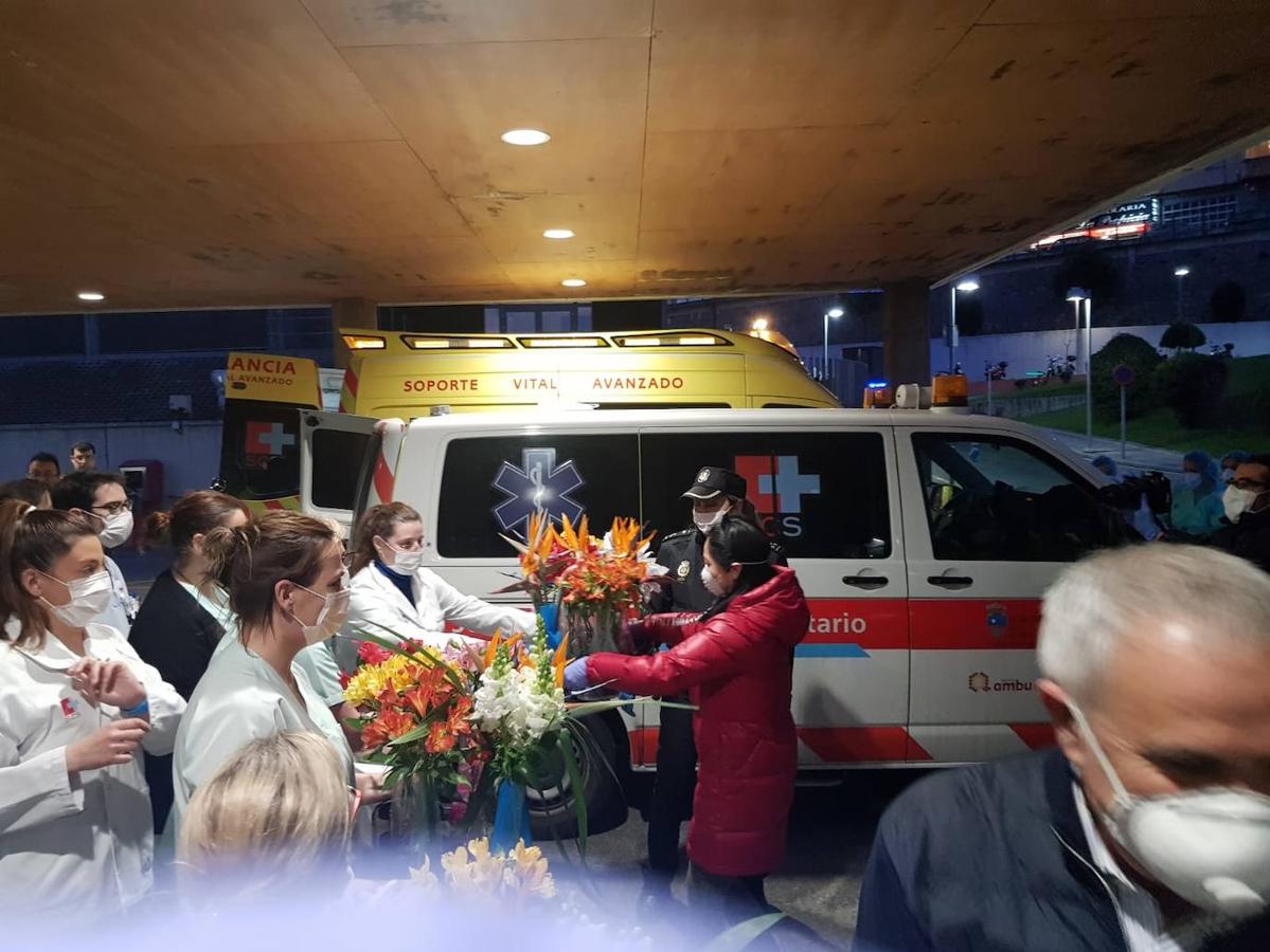 La Asociación Cántabra de Empresarios Floristas (ACEF) ha homenajeado a los sanitarios y agentes de las Fuerzas y Cuerpos de Seguridad sumándose al aplauso diario que la ciudadanía les dedica a las ocho de la tarde y entregando 40 ramos de flores a los profesionales reunidos en la zona de urgencias del Hospital Universitario Marqués de Valdecilla (médicos, enfermeros, auxiliares y todo el personal sanitario y policial) por el trabajo que están realizando en esta situación de crisis sanitaria provocada por el coronavirus.