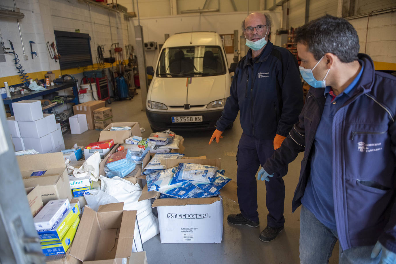 Fotos: Los talleres del Gobierno de Cantabria fabrican material de protección