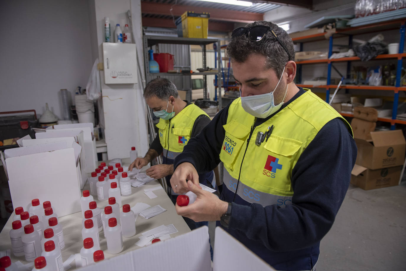 Fotos: Los talleres del Gobierno de Cantabria fabrican material de protección