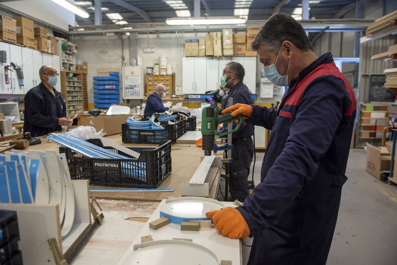 Fotos: Los talleres del Gobierno de Cantabria fabrican material de protección