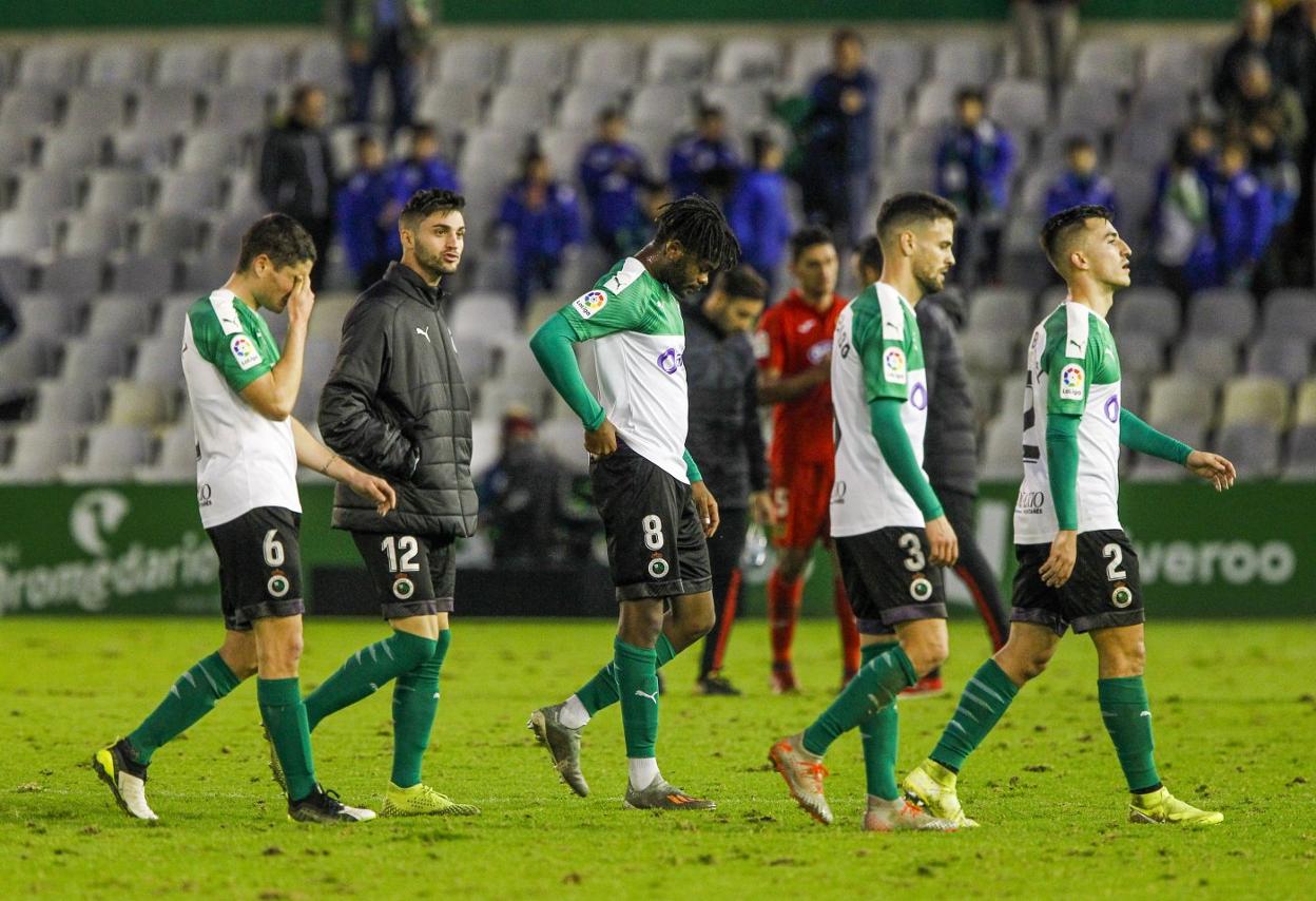 Sergio Ruiz, Carmona, Nkaka, Moi y Buñuel se retiran tras acabar un partido. Los jugadpres siguen pendientes de una decisión sobre el futuro de la temporada. 