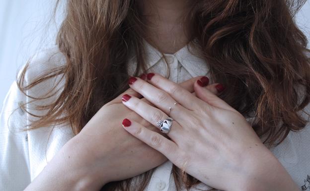 Una mujer muestra su manicura.