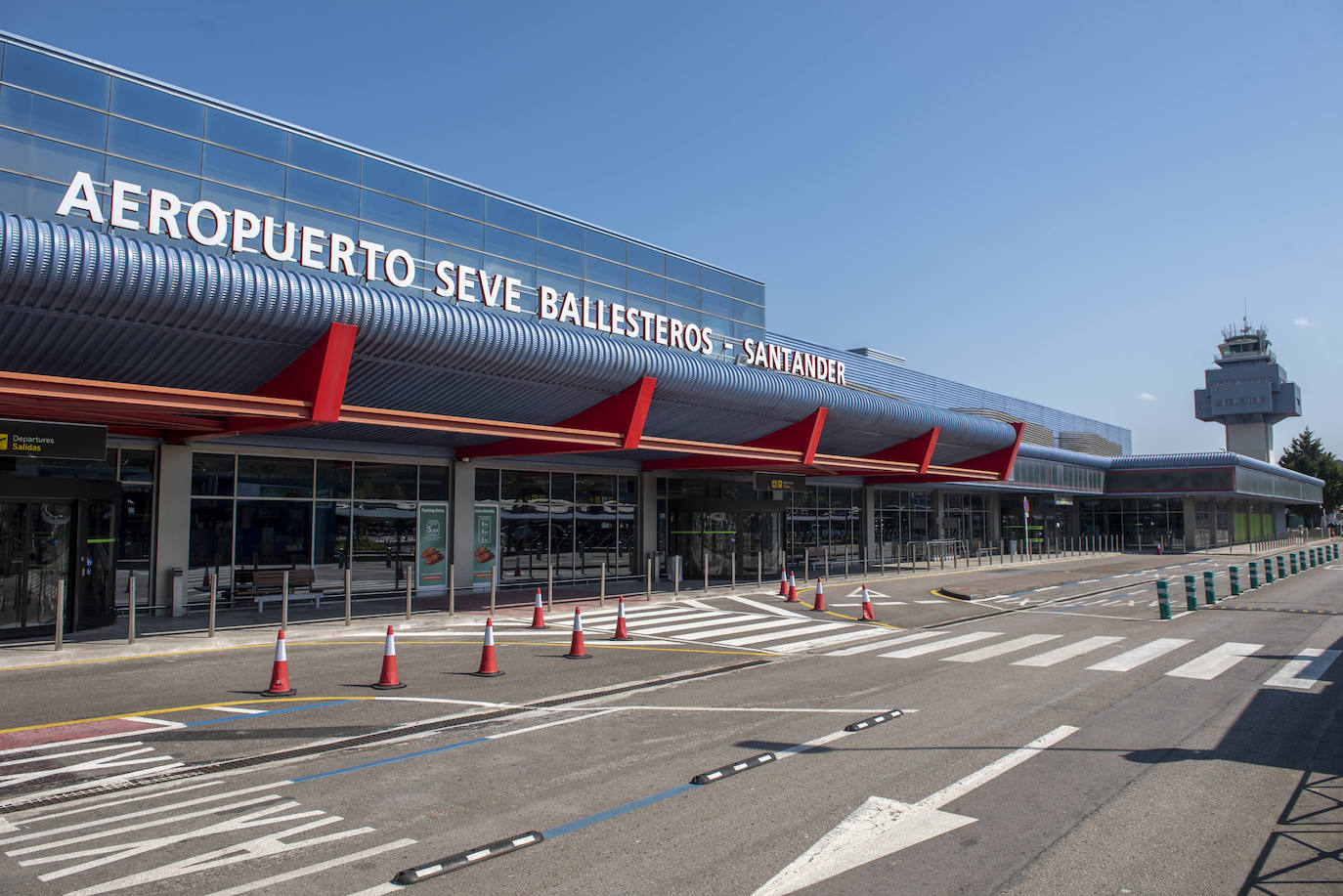 Exterior del Seve Ballesteros, sin un alma.