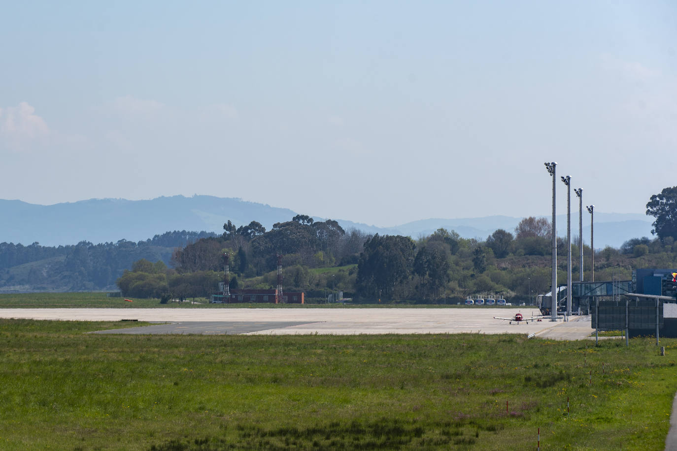 La pista del aeropuerto, sin aviones. Sólo la línea entre Santander y Madrid sigue activa.
