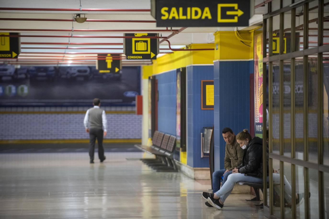 Algunos pasajeros esperan sus autobuses.
