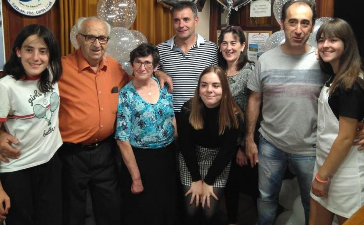 Henar, Chuchi, Aurita, Nacho, Natalia, Montse, Jesús y Henar, en el bar del Hostal Remoña. 