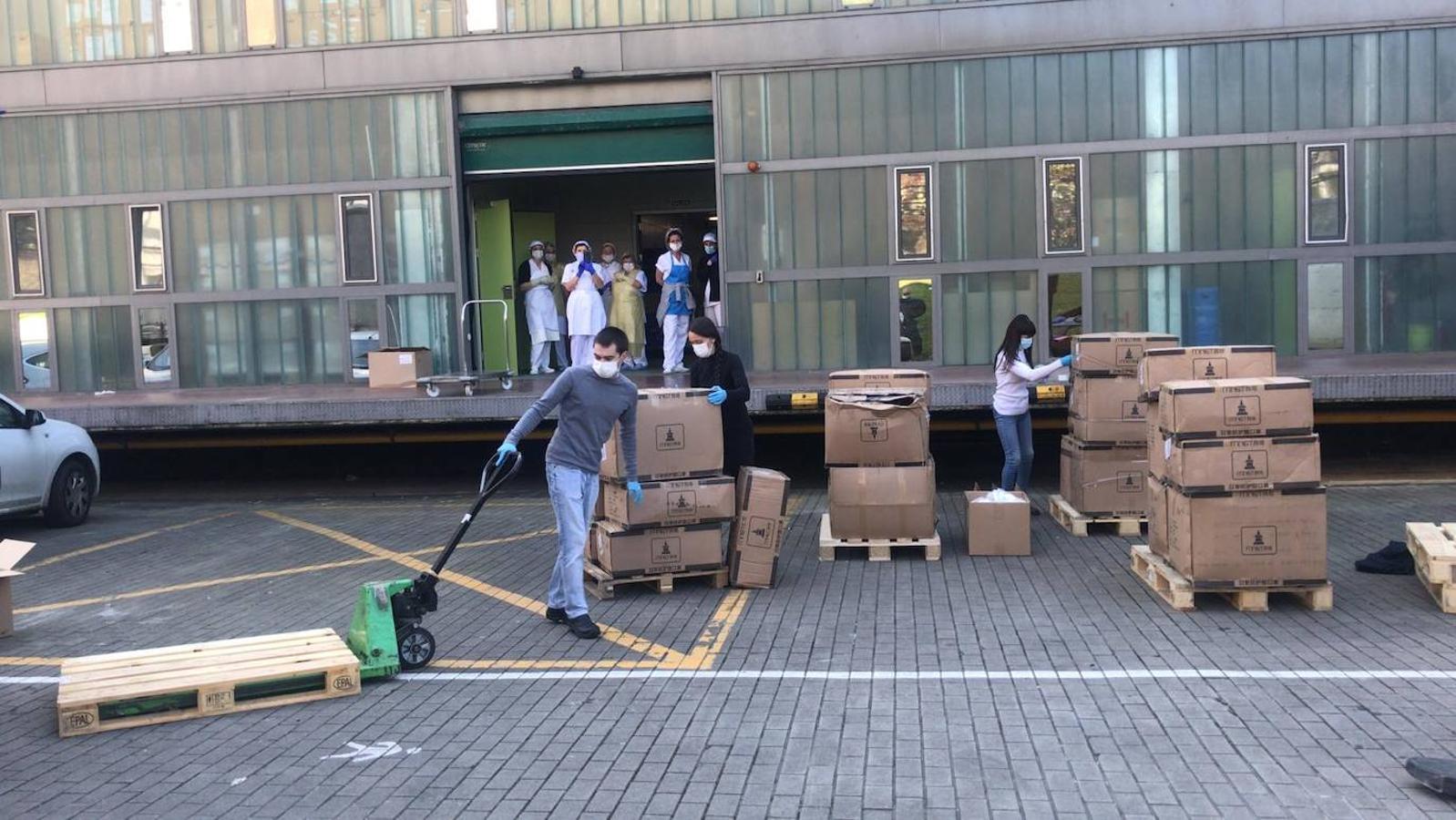 Fotos: Material de protección para los sanitarios de Valdecilla