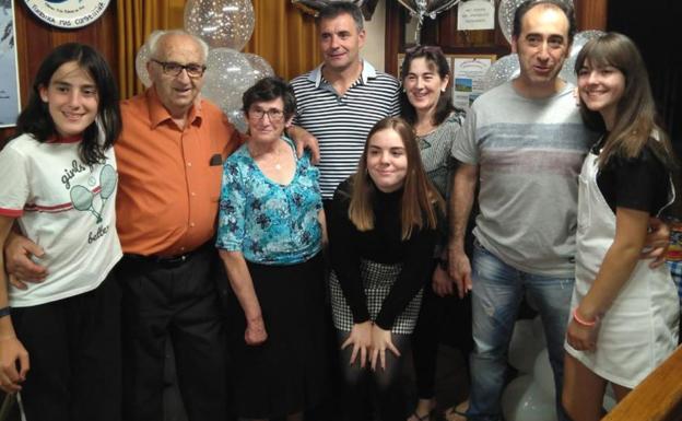 Henar, Chuchi, Aurita, Nacho, Natalia, Montse, Jesús y Henar, en el bar del Hostal Remoña. 