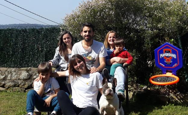 Emma, Alex, Palmira, Marco, Nala, Samira y Enzo, en el jardín de su casa. 