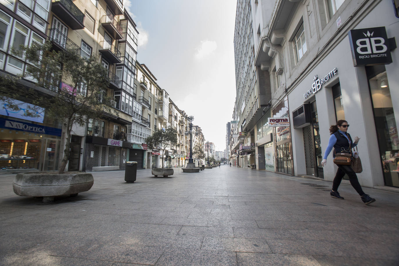 Calles vacías en santander donde todos los domingos se amontonaba la gente para tomar el vermú, unos blancos y las rabas. Autovías y el paseo marítimo, también sin gente.