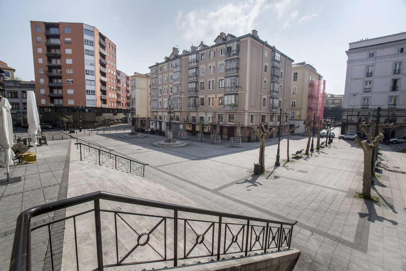 Calles vacías en santander donde todos los domingos se amontonaba la gente para tomar el vermú, unos blancos y las rabas. Autovías y el paseo marítimo, también sin gente.