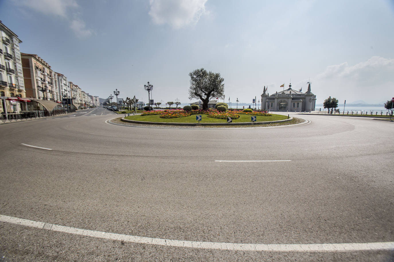 Calles vacías en santander donde todos los domingos se amontonaba la gente para tomar el vermú, unos blancos y las rabas. Autovías y el paseo marítimo, también sin gente.