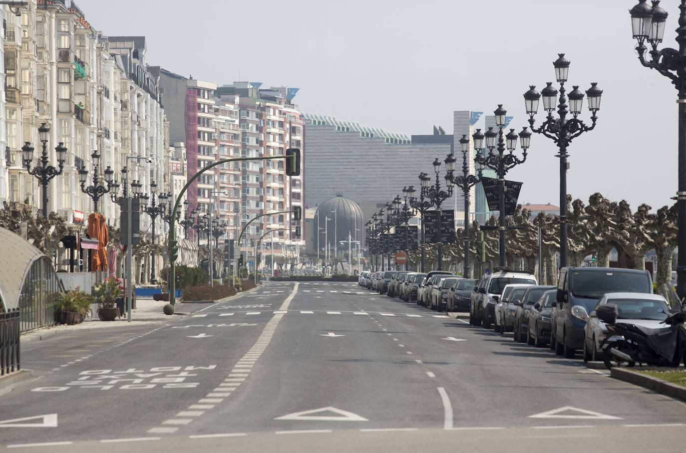 Calles vacías en santander donde todos los domingos se amontonaba la gente para tomar el vermú, unos blancos y las rabas. Autovías y el paseo marítimo, también sin gente.