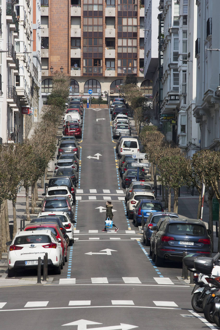 Calles vacías en santander donde todos los domingos se amontonaba la gente para tomar el vermú, unos blancos y las rabas. Autovías y el paseo marítimo, también sin gente.