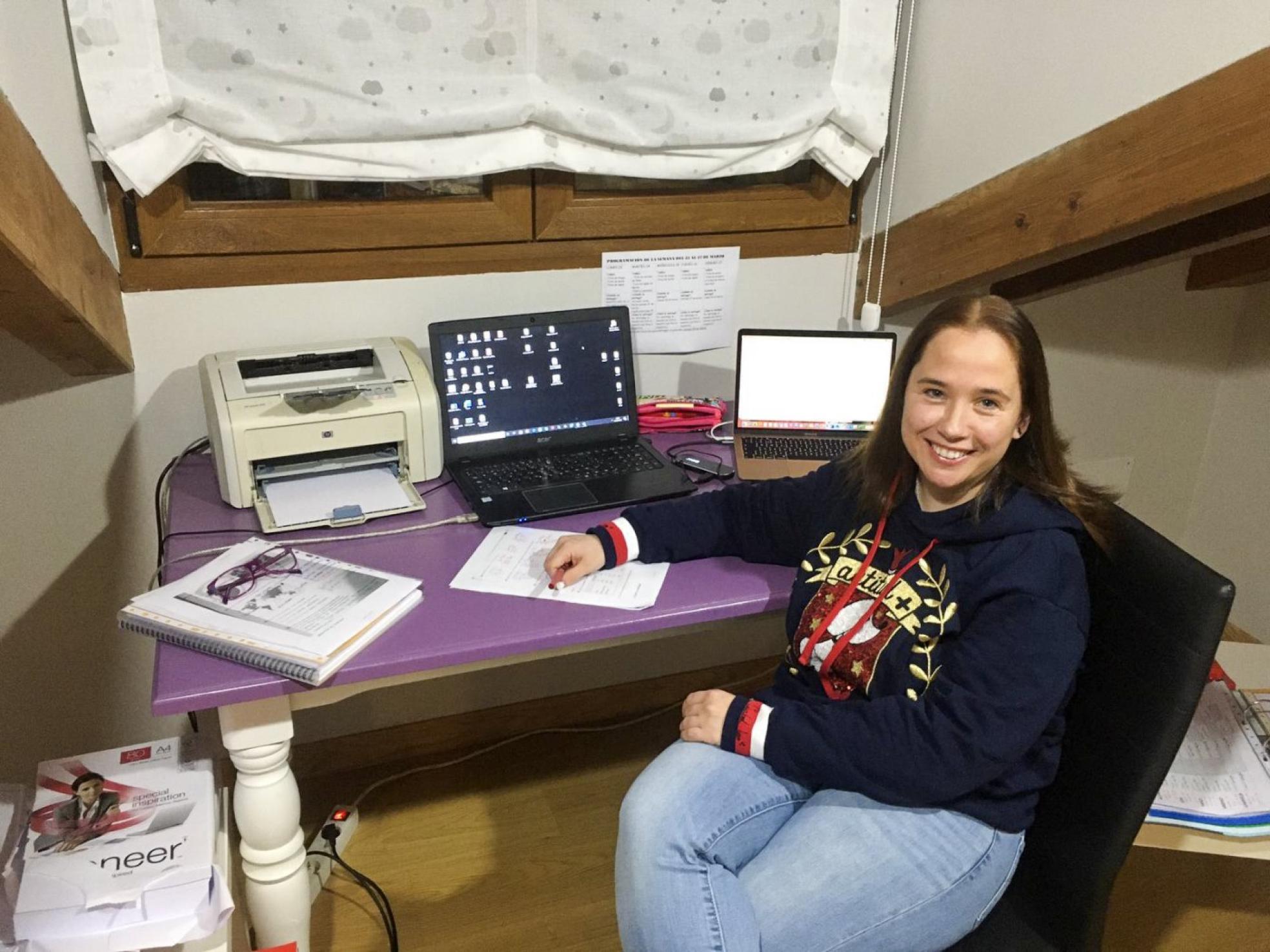 Jésica Torre Sánchez, maestra y responsable de un Centro Rural Agrupado, en su casa, en el lugar donde trabaja estos días. 