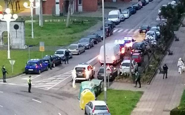 Agentes de la Guardia Civil, ayer, en Santoña.