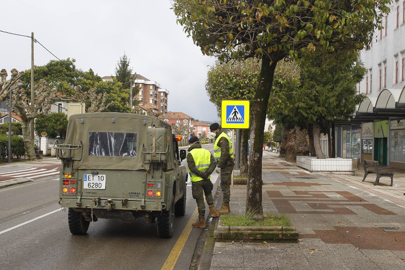 Un centenar de efectivos del Ejercito de Tierra apoyan este lunes a la Policía Nacional en labores de reconocimiento de infraestructuras críticas de Santander y Torrelavega.A lo largo del día de hoy han realizado labores de vigilancia y control en la zona de las estaciones, el Parque Científico y Tecnológico o los grandes centros comerciales de Santander, así como en el Mercado de Ganados o el centro urbano de Torrelavega.