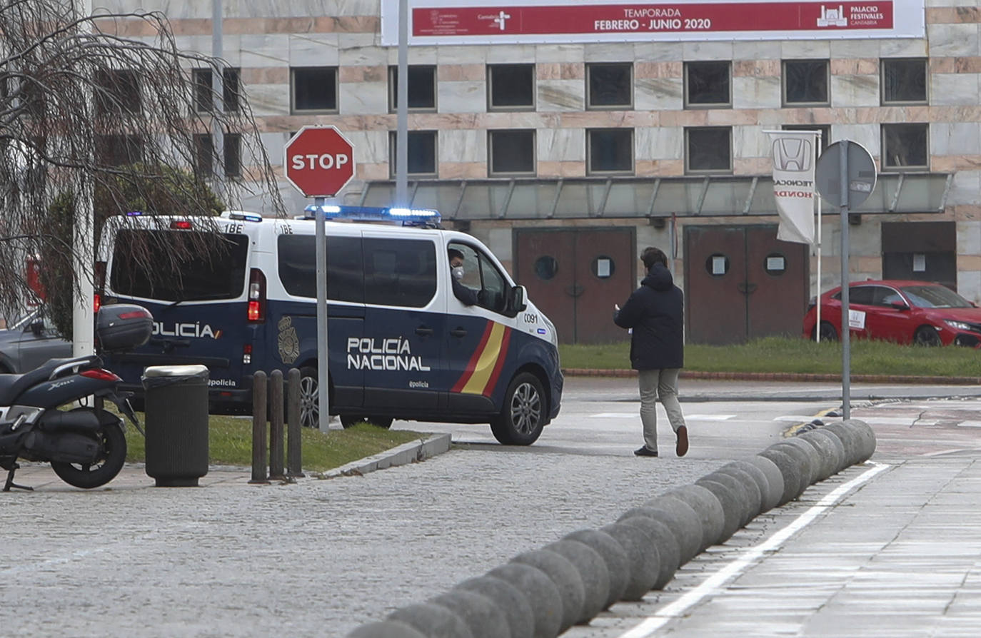 Un centenar de efectivos del Ejercito de Tierra apoyan este lunes a la Policía Nacional en labores de reconocimiento de infraestructuras críticas de Santander y Torrelavega.A lo largo del día de hoy han realizado labores de vigilancia y control en la zona de las estaciones, el Parque Científico y Tecnológico o los grandes centros comerciales de Santander, así como en el Mercado de Ganados o el centro urbano de Torrelavega.