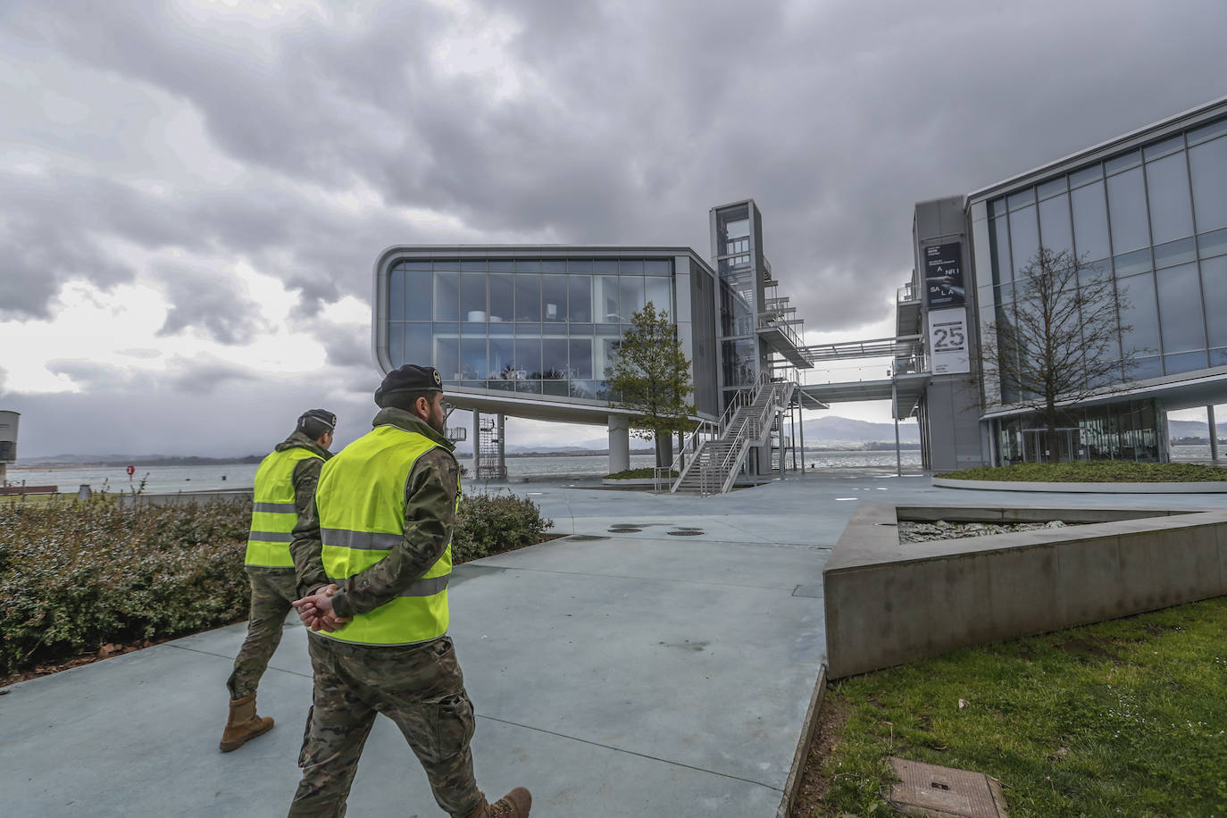 Un centenar de efectivos del Ejercito de Tierra apoyan este lunes a la Policía Nacional en labores de reconocimiento de infraestructuras críticas de Santander y Torrelavega.A lo largo del día de hoy han realizado labores de vigilancia y control en la zona de las estaciones, el Parque Científico y Tecnológico o los grandes centros comerciales de Santander, así como en el Mercado de Ganados o el centro urbano de Torrelavega.