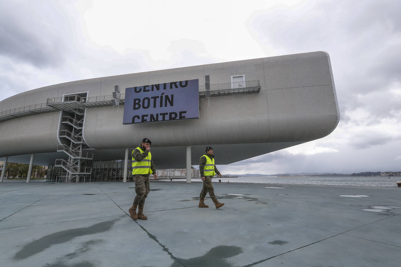 Reinosa amaneció nevando y en Liébana no se esperaban que la nevada fuera a ser tan copiosa como la registrada hoy. Hasta han visto nevar tímidamente en Torrelavega. En localidades costeras ha granizado en algunos momentos de la mañana y en toda la región está haciendo mucho frío. El mal tiempo se ha aliado con el endurecimiento de las medidas de confinamiento. Muy poca gente está saliendo a la calle este lunes. Las obras han parado y las fábricas han comenzado a preparar su completa paralización. La vida, ahora sí, continúa dentro de las casas en esta tercera semana del estado de alarma.