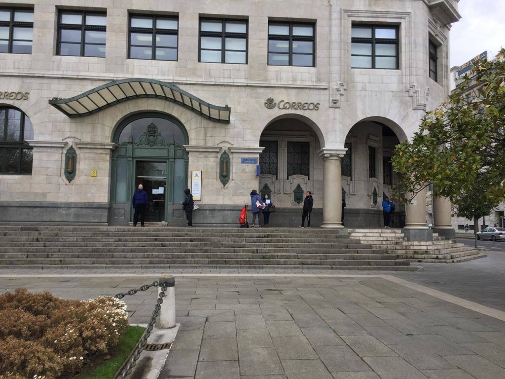 Reinosa amaneció nevando y en Liébana no se esperaban que la nevada fuera a ser tan copiosa como la registrada hoy. Hasta han visto nevar tímidamente en Torrelavega. En localidades costeras ha granizado en algunos momentos de la mañana y en toda la región está haciendo mucho frío. El mal tiempo se ha aliado con el endurecimiento de las medidas de confinamiento. Muy poca gente está saliendo a la calle este lunes. Las obras han parado y las fábricas han comenzado a preparar su completa paralización. La vida, ahora sí, continúa dentro de las casas en esta tercera semana del estado de alarma.