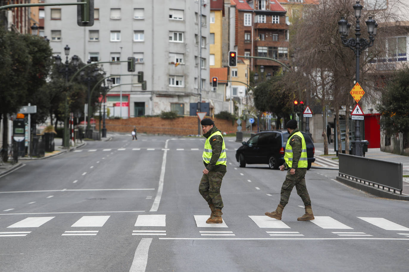 Reinosa amaneció nevando y en Liébana no se esperaban que la nevada fuera a ser tan copiosa como la registrada hoy. Hasta han visto nevar tímidamente en Torrelavega. En localidades costeras ha granizado en algunos momentos de la mañana y en toda la región está haciendo mucho frío. El mal tiempo se ha aliado con el endurecimiento de las medidas de confinamiento. Muy poca gente está saliendo a la calle este lunes. Las obras han parado y las fábricas han comenzado a preparar su completa paralización. La vida, ahora sí, continúa dentro de las casas en esta tercera semana del estado de alarma.