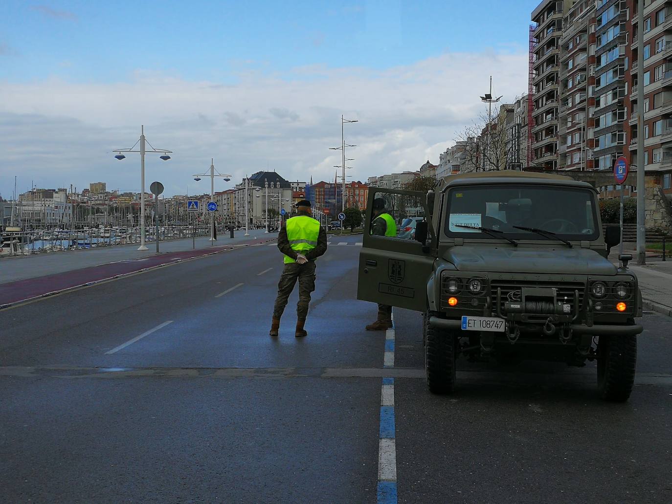 Reinosa amaneció nevando y en Liébana no se esperaban que la nevada fuera a ser tan copiosa como la registrada hoy. Hasta han visto nevar tímidamente en Torrelavega. En localidades costeras ha granizado en algunos momentos de la mañana y en toda la región está haciendo mucho frío. El mal tiempo se ha aliado con el endurecimiento de las medidas de confinamiento. Muy poca gente está saliendo a la calle este lunes. Las obras han parado y las fábricas han comenzado a preparar su completa paralización. La vida, ahora sí, continúa dentro de las casas en esta tercera semana del estado de alarma.