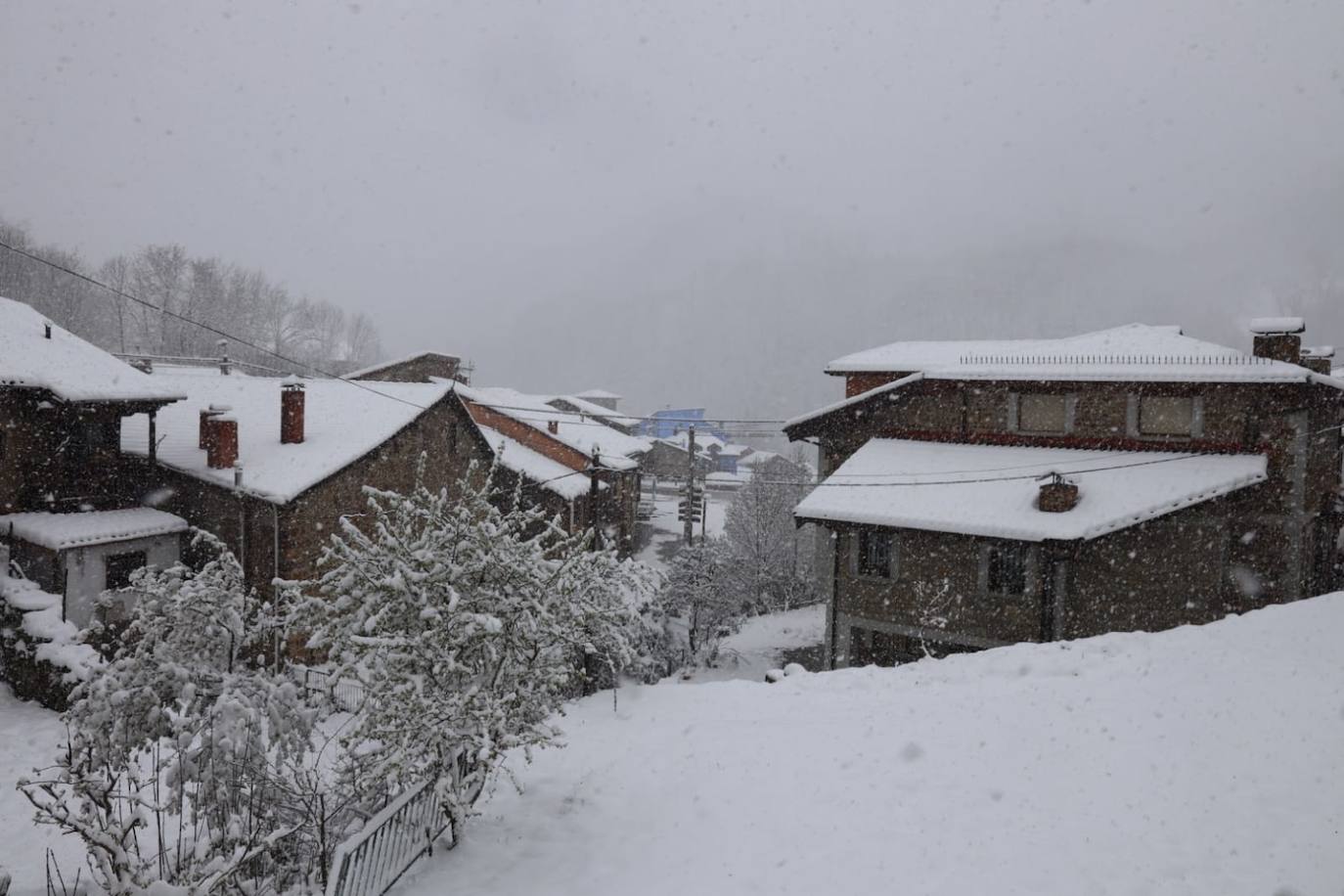 Reinosa amaneció nevando y en Liébana no se esperaban que la nevada fuera a ser tan copiosa como la registrada hoy. Hasta han visto nevar tímidamente en Torrelavega. En localidades costeras ha granizado en algunos momentos de la mañana y en toda la región está haciendo mucho frío. El mal tiempo se ha aliado con el endurecimiento de las medidas de confinamiento. Muy poca gente está saliendo a la calle este lunes. Las obras han parado y las fábricas han comenzado a preparar su completa paralización. La vida, ahora sí, continúa dentro de las casas en esta tercera semana del estado de alarma.