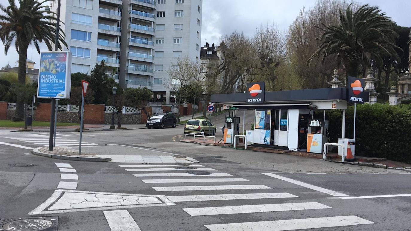 Reinosa amaneció nevando y en Liébana no se esperaban que la nevada fuera a ser tan copiosa como la registrada hoy. Hasta han visto nevar tímidamente en Torrelavega. En localidades costeras ha granizado en algunos momentos de la mañana y en toda la región está haciendo mucho frío. El mal tiempo se ha aliado con el endurecimiento de las medidas de confinamiento. Muy poca gente está saliendo a la calle este lunes. Las obras han parado y las fábricas han comenzado a preparar su completa paralización. La vida, ahora sí, continúa dentro de las casas en esta tercera semana del estado de alarma.