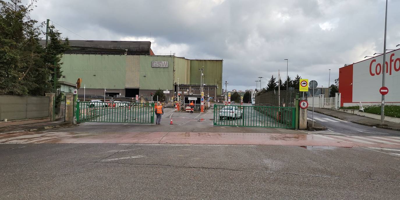 Reinosa amaneció nevando y en Liébana no se esperaban que la nevada fuera a ser tan copiosa como la registrada hoy. Hasta han visto nevar tímidamente en Torrelavega. En localidades costeras ha granizado en algunos momentos de la mañana y en toda la región está haciendo mucho frío. El mal tiempo se ha aliado con el endurecimiento de las medidas de confinamiento. Muy poca gente está saliendo a la calle este lunes. Las obras han parado y las fábricas han comenzado a preparar su completa paralización. La vida, ahora sí, continúa dentro de las casas en esta tercera semana del estado de alarma.