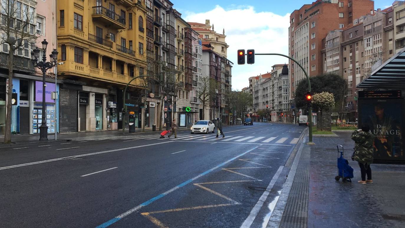 Reinosa amaneció nevando y en Liébana no se esperaban que la nevada fuera a ser tan copiosa como la registrada hoy. Hasta han visto nevar tímidamente en Torrelavega. En localidades costeras ha granizado en algunos momentos de la mañana y en toda la región está haciendo mucho frío. El mal tiempo se ha aliado con el endurecimiento de las medidas de confinamiento. Muy poca gente está saliendo a la calle este lunes. Las obras han parado y las fábricas han comenzado a preparar su completa paralización. La vida, ahora sí, continúa dentro de las casas en esta tercera semana del estado de alarma.