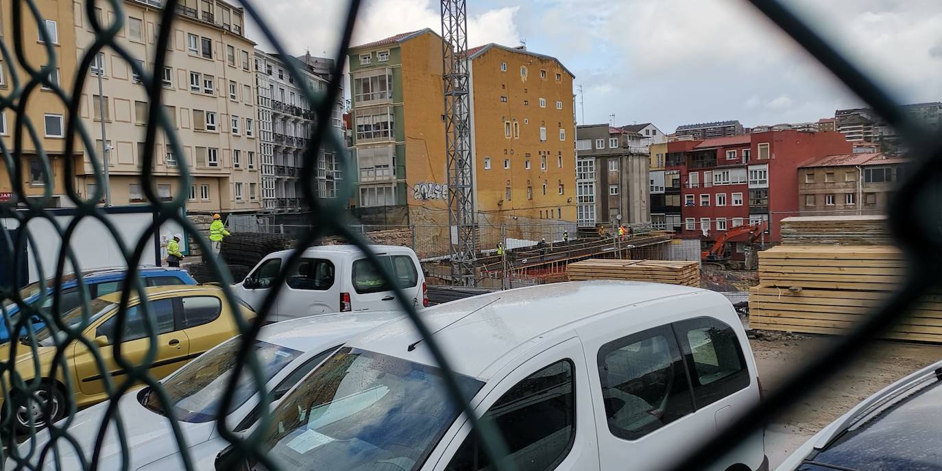 Reinosa amaneció nevando y en Liébana no se esperaban que la nevada fuera a ser tan copiosa como la registrada hoy. Hasta han visto nevar tímidamente en Torrelavega. En localidades costeras ha granizado en algunos momentos de la mañana y en toda la región está haciendo mucho frío. El mal tiempo se ha aliado con el endurecimiento de las medidas de confinamiento. Muy poca gente está saliendo a la calle este lunes. Las obras han parado y las fábricas han comenzado a preparar su completa paralización. La vida, ahora sí, continúa dentro de las casas en esta tercera semana del estado de alarma.