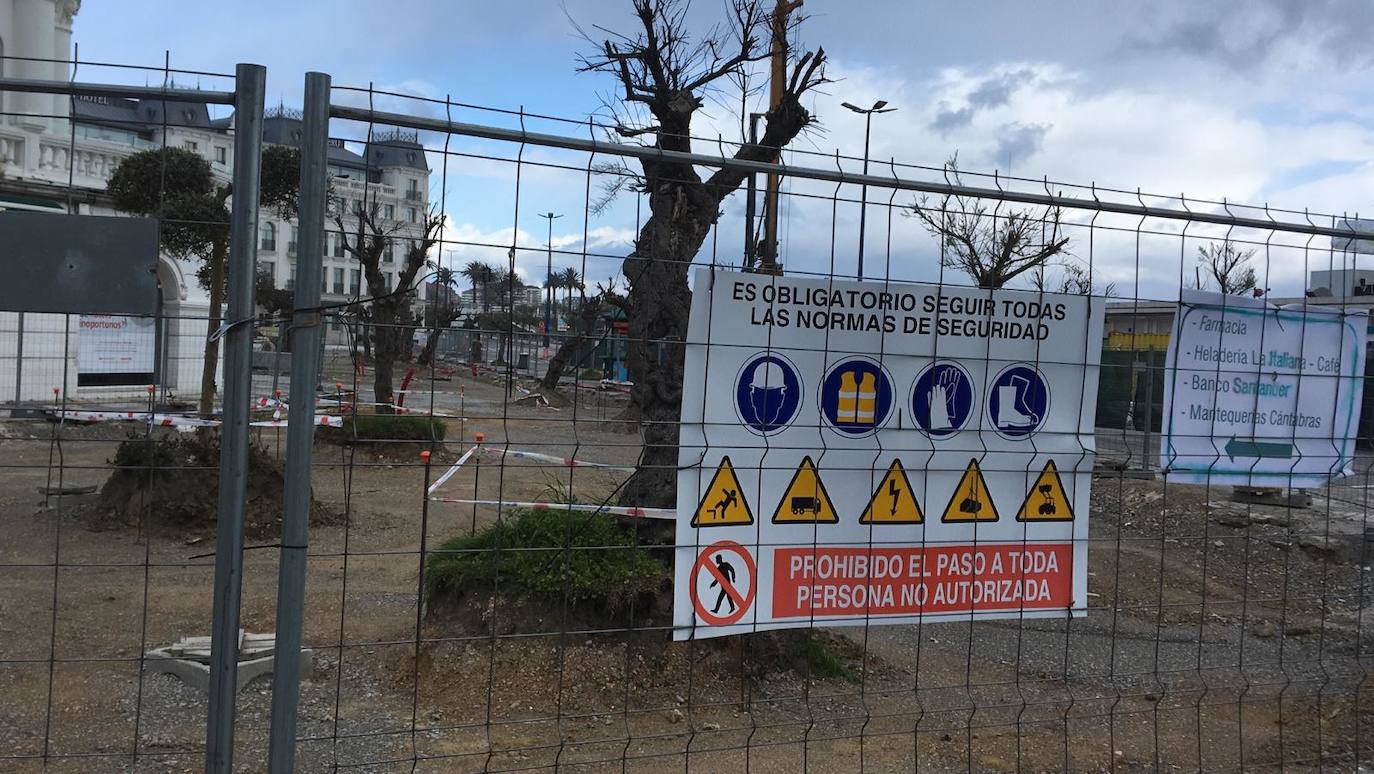 Reinosa amaneció nevando y en Liébana no se esperaban que la nevada fuera a ser tan copiosa como la registrada hoy. Hasta han visto nevar tímidamente en Torrelavega. En localidades costeras ha granizado en algunos momentos de la mañana y en toda la región está haciendo mucho frío. El mal tiempo se ha aliado con el endurecimiento de las medidas de confinamiento. Muy poca gente está saliendo a la calle este lunes. Las obras han parado y las fábricas han comenzado a preparar su completa paralización. La vida, ahora sí, continúa dentro de las casas en esta tercera semana del estado de alarma.