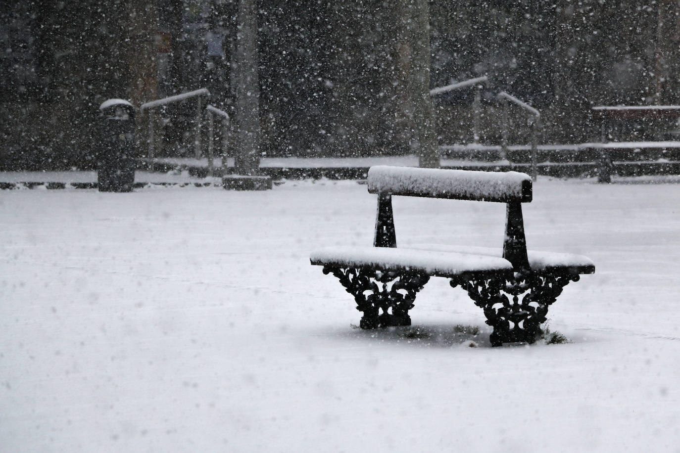 Reinosa amaneció nevando y en Liébana no se esperaban que la nevada fuera a ser tan copiosa como la registrada hoy. Hasta han visto nevar tímidamente en Torrelavega. En localidades costeras ha granizado en algunos momentos de la mañana y en toda la región está haciendo mucho frío. El mal tiempo se ha aliado con el endurecimiento de las medidas de confinamiento. Muy poca gente está saliendo a la calle este lunes. Las obras han parado y las fábricas han comenzado a preparar su completa paralización. La vida, ahora sí, continúa dentro de las casas en esta tercera semana del estado de alarma.