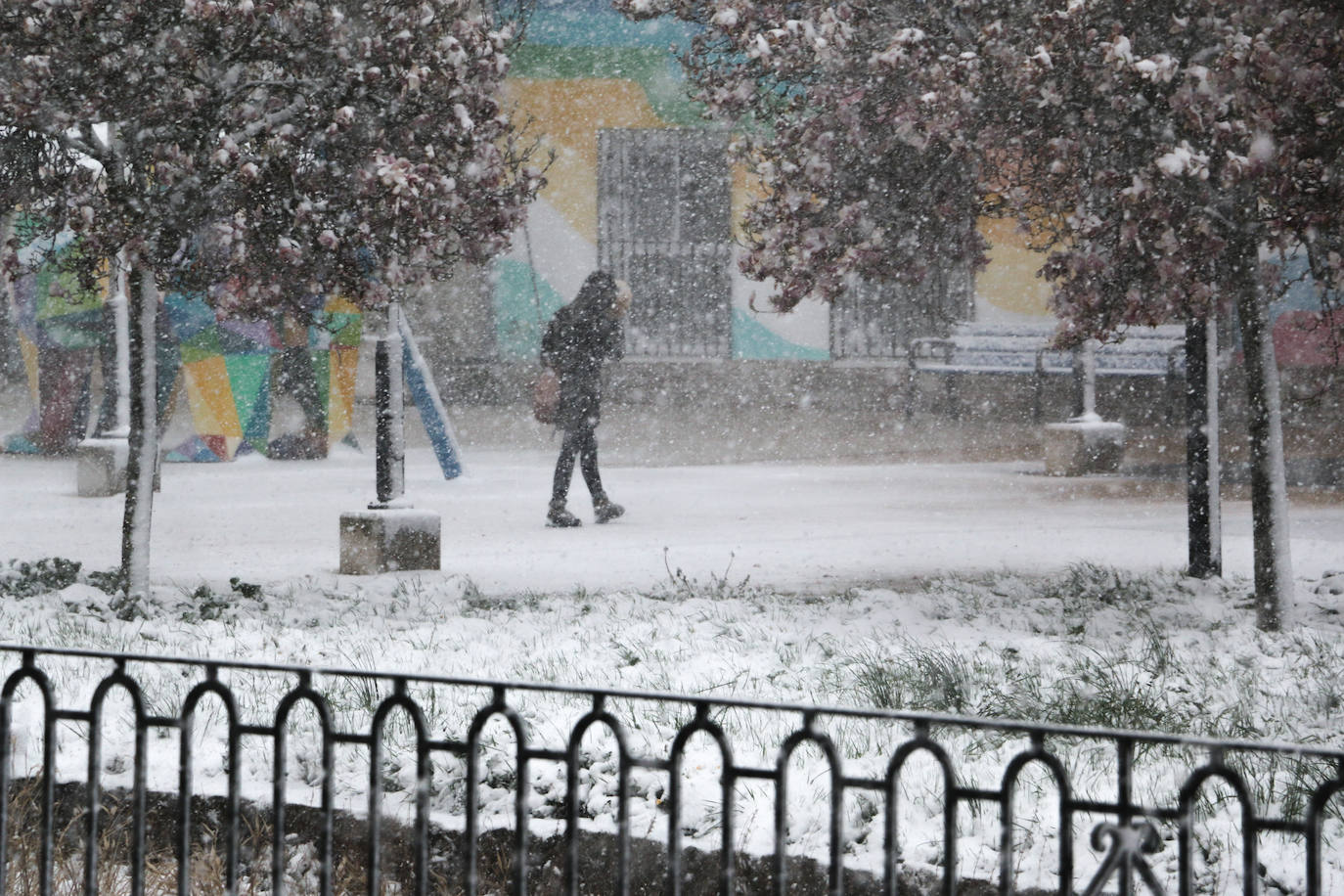Reinosa amaneció nevando y en Liébana no se esperaban que la nevada fuera a ser tan copiosa como la registrada hoy. Hasta han visto nevar tímidamente en Torrelavega. En localidades costeras ha granizado en algunos momentos de la mañana y en toda la región está haciendo mucho frío. El mal tiempo se ha aliado con el endurecimiento de las medidas de confinamiento. Muy poca gente está saliendo a la calle este lunes. Las obras han parado y las fábricas han comenzado a preparar su completa paralización. La vida, ahora sí, continúa dentro de las casas en esta tercera semana del estado de alarma.
