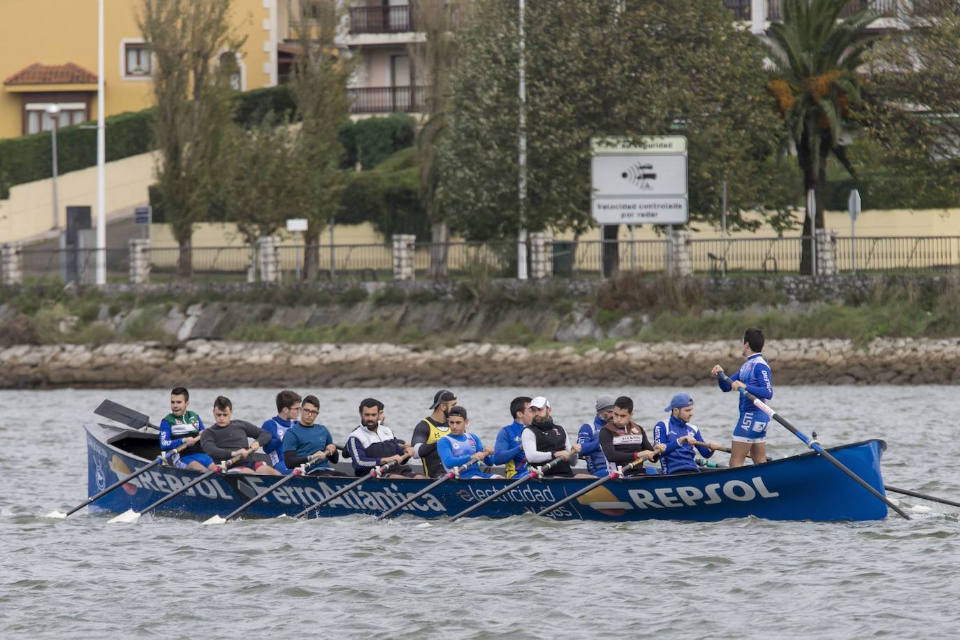 Imagen de archivo de la trainera de Astillero, que este año competirá en la Liga ARC1