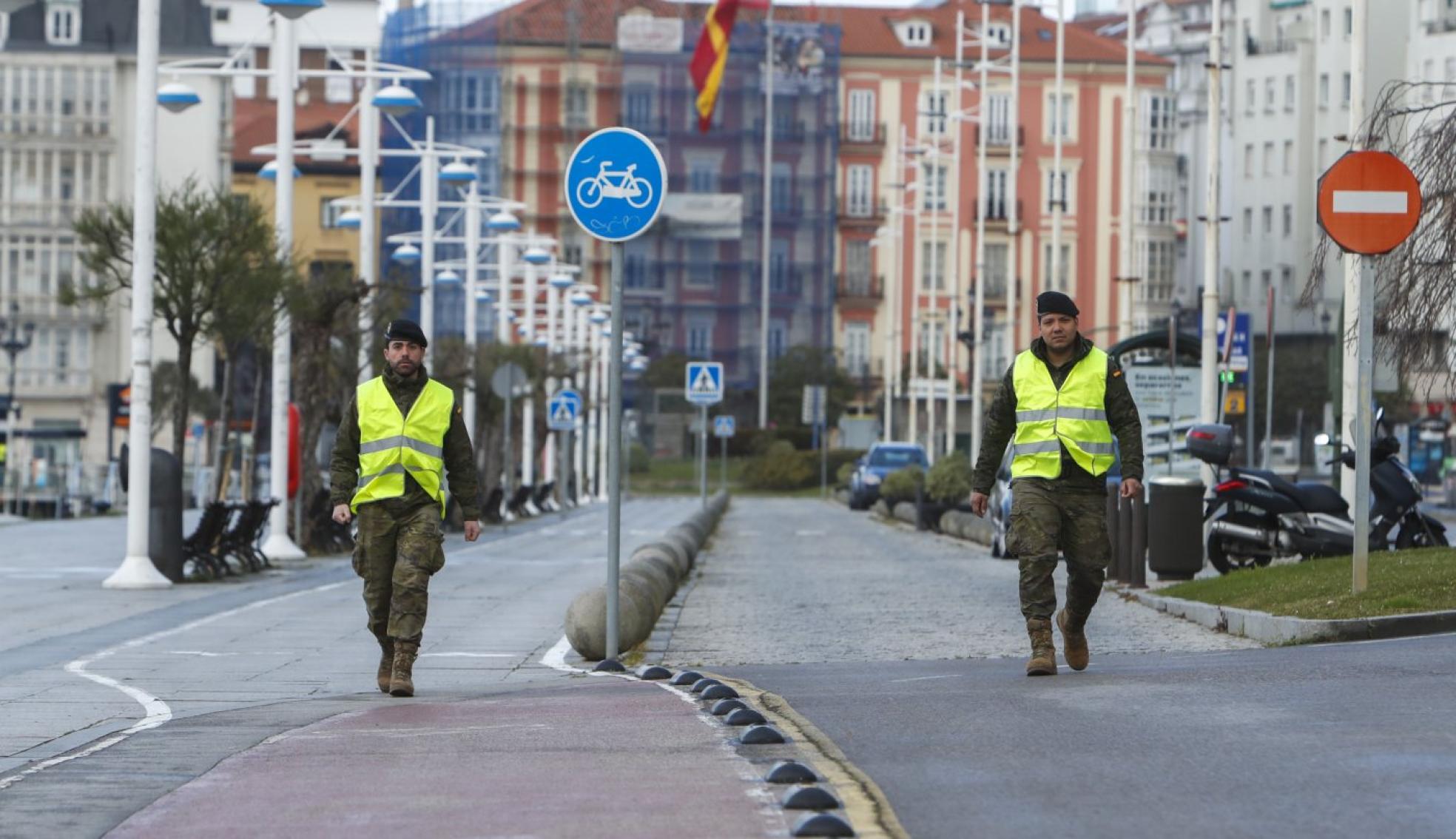 Los militares patrullaron este lunes por el centro de Santander. 